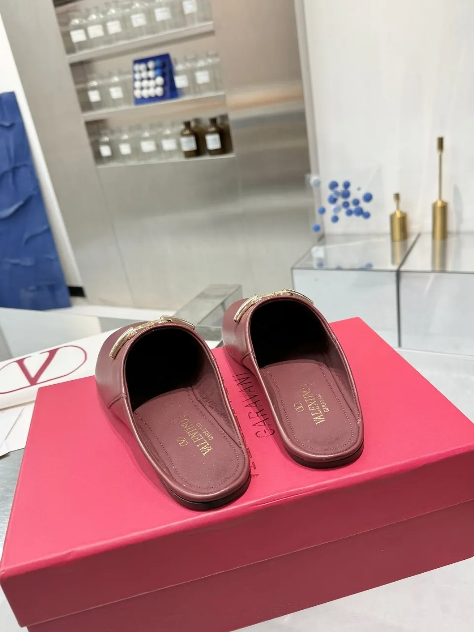 👟👟Ex-factory price 520👟👟 Valentino’s hottest new product in 2025, the new slippers are also easy to wear...😈😈😈 The latest logo buckle Perfectly combined with sexiness❤️‍🔥❤️‍🔥❤️‍🔥❤️‍🔥It is simply the pinnacle of summer fashion💖💖💖💖Original replica Outsole: Italian genuine leather outsole Heel height: Flat heel Size: 35-39 (40 41 42 customization is non-returnable and non-exchangeable)